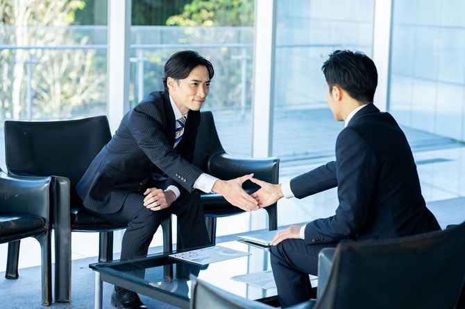 握手をするビジネスマン