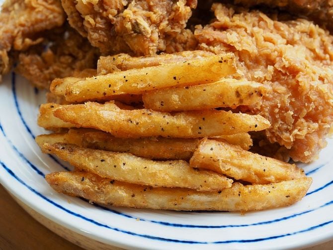 醤油味付けチキンとフライドポテト