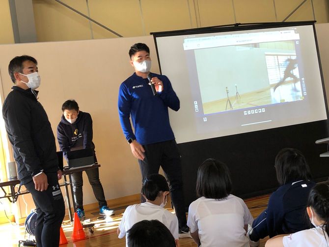 小池選手が生徒に速い走り方を説明