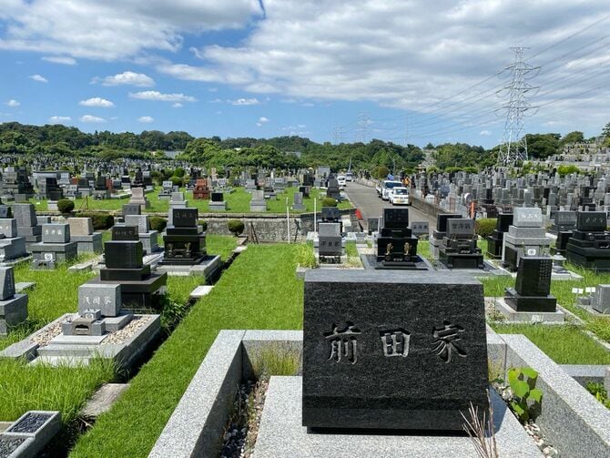 関東の墓地区画は広めである（横浜市）