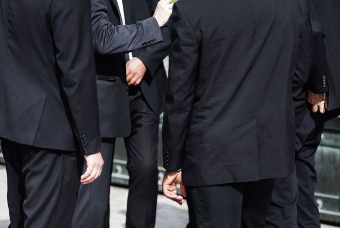 黒いスーツに身を包んだシークレットサービスのエージェントたち