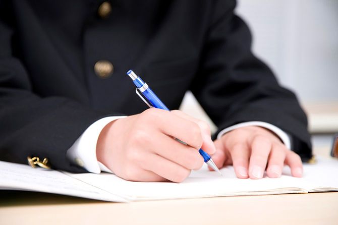 勉強する男子中学生