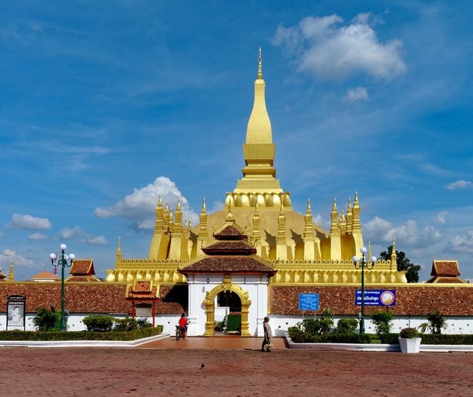 ラオスの首都、ビエンチャンの寺院、タートルアン大塔