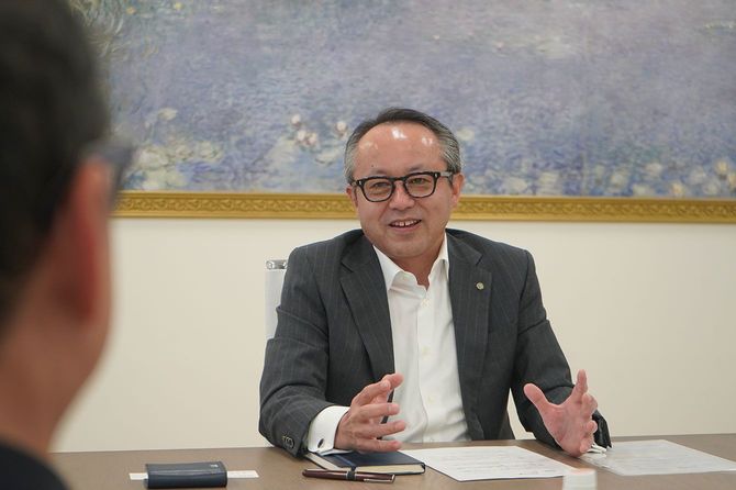 鈴茂器工の本社で取材に応じる谷口社長