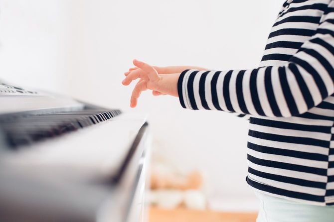 ピアノを弾く少女