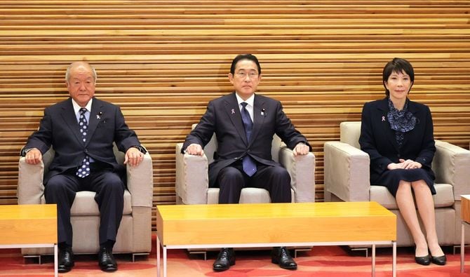 閣議に臨む岸田文雄首相（中央）ら＝2023年11月24日、首相官邸