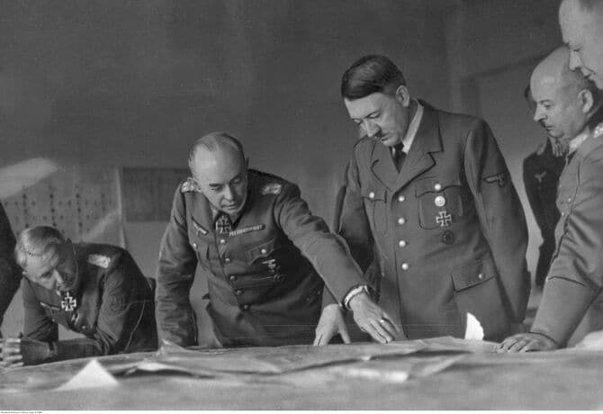 東部戦線で将校たちと会談中のアドルフ・ヒトラー