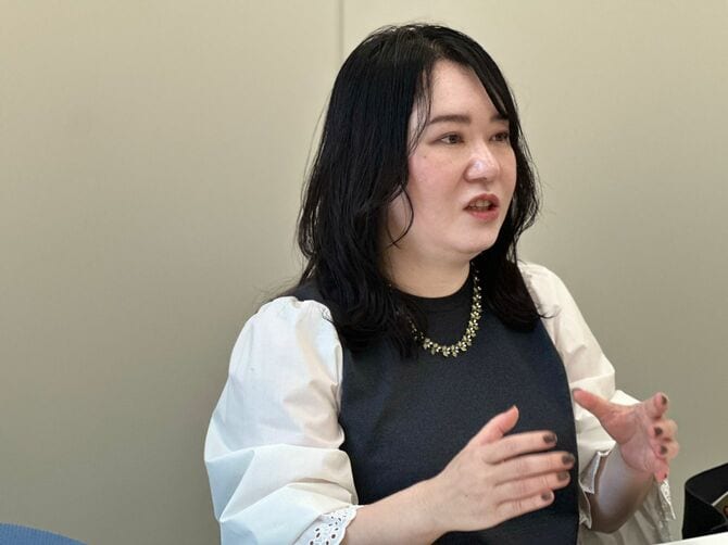 取材に応じる著者の濱野ちひろさん