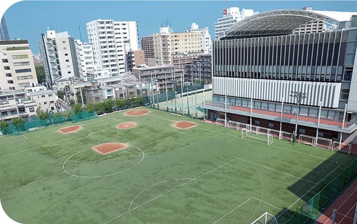 池袋から近いにもかかわらず、グラウンドやトレーニングルームなどの施設が充実している立教池袋。