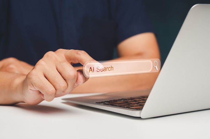 検索バーに「AI検索」と入力する男性のイメージ