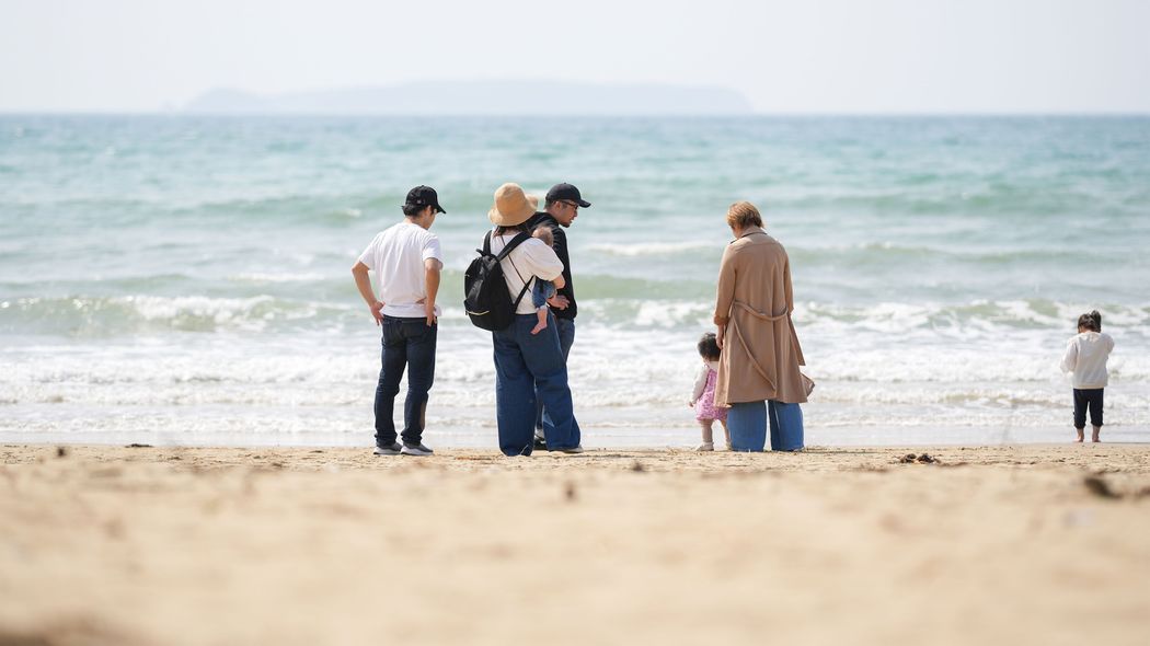 3世代旅行の集合写真に違和感が…2泊3日で｢夫にベッタリな姑｣を見せつけられた30代女性の"複雑な本音"