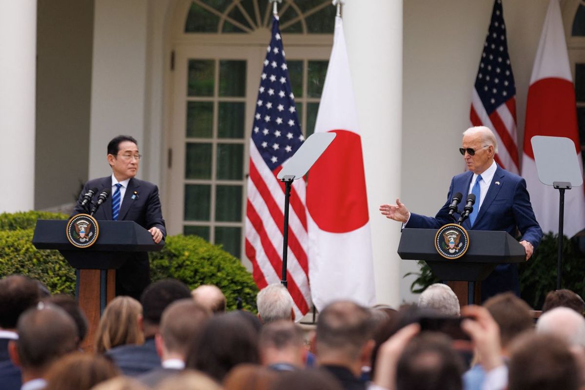 2024年4月10日、ホワイトハウスのローズガーデンで共同記者会見を行う岸田文雄首相とジョー・バイデン大統領。