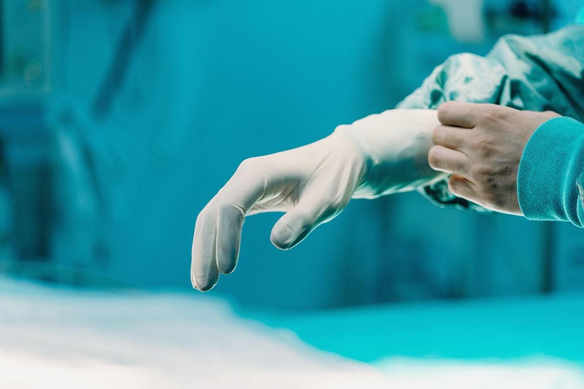 手術手袋を着用する外科医の手