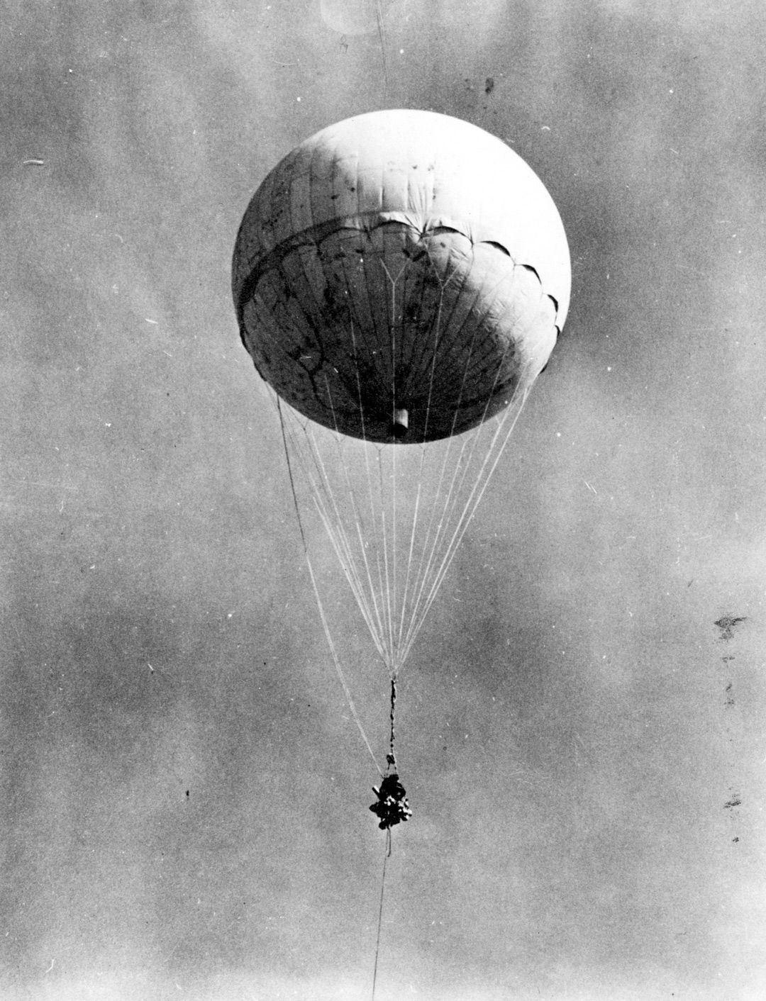 1945年1月10日、海軍機に撃墜された後、カリフォルニア州モフェットフィールドで再膨張させた日本の風船爆弾