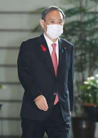 首相官邸に入る菅義偉首相