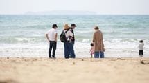 3世代旅行の集合写真に違和感が…2泊3日で｢夫にベッタリな姑｣を見せつけられた30代女性の"複雑な本音"
