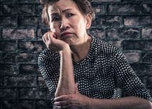 夫が死ぬと妻の年金はどれくらい減るのか