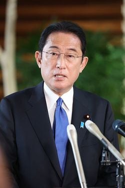 「オミクロン株」への対応で、外国人の新規入国を全世界対象に停止すると発表する岸田文雄首相＝2021年11月29日、首相官邸