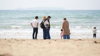 3世代旅行の集合写真に違和感が…2泊3日で｢夫にベッタリな姑｣を見せつけられた30代女性の"複雑な本音"