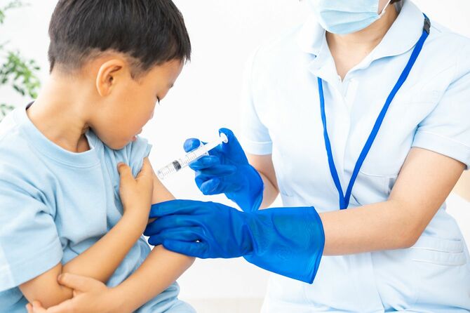 病院で予防接種をうける子供