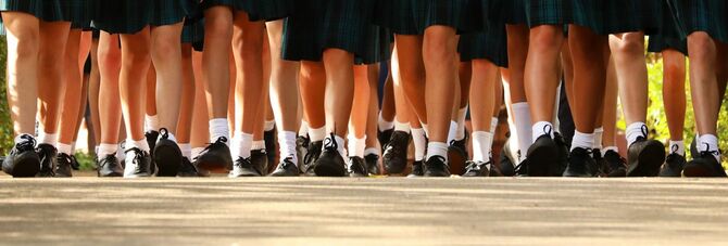 横一列に並んで歩く女子学生の足