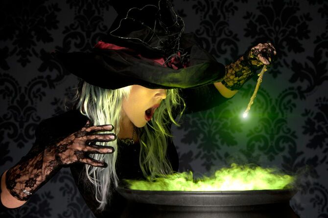 魔法の鍋を作る魔女
