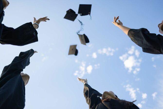 卒業式で帽子を投げる大学生