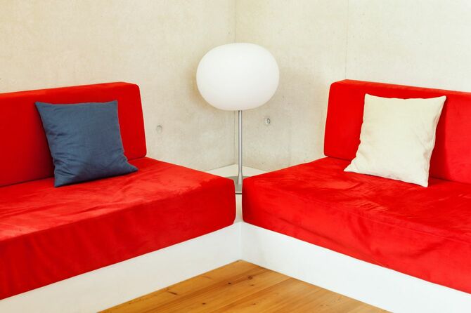 真っ赤なソファが置かれた部屋