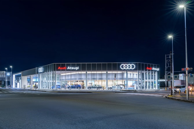 2025年4月18日にオープンしたAudi正規ディーラー「Audi厚木」。店舗屋上に設置された太陽光パネルから発電した電気を蓄電池に補い、カーボンニュートラルの電力を使用した充電を実現している。