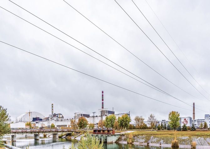 チョルノービリ原発の全景。左にみえるのが建設途中の「新石棺」（2016年撮影）