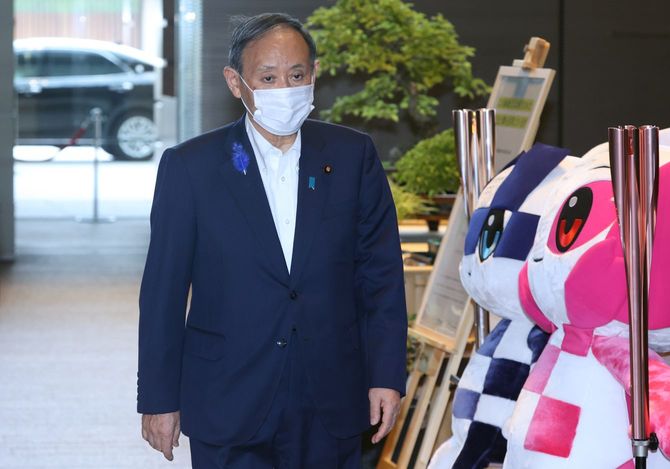 首相官邸に入る菅義偉首相＝2021年7月13日、東京・永田町