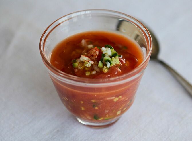 そうめんや細めのパスタを入れてもおいしい。流水麺を使えばさらに手軽だ。