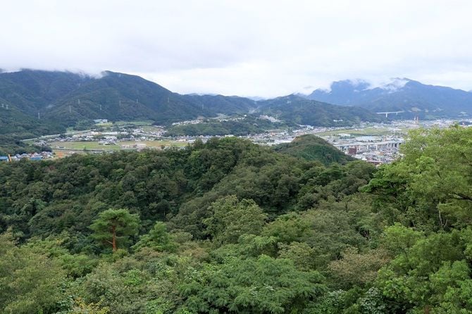 天筒山城から北西の眺望。木の芽峠の山塊を越えた先が朝倉家の本拠