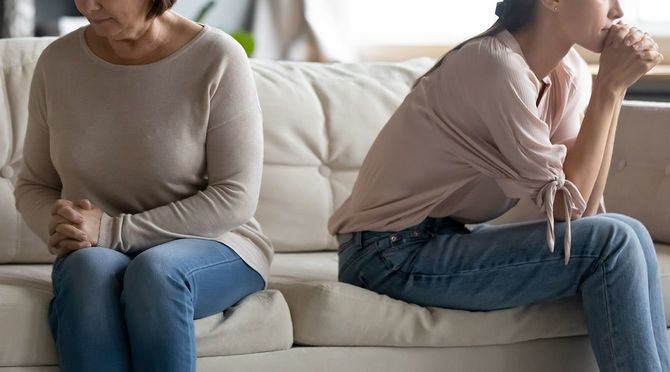 背を向ける親子のイメージ