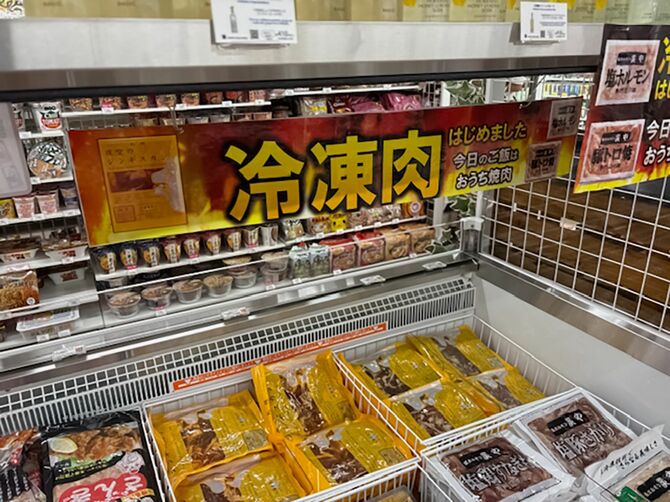 地元で人気のジンギスカンの肉などが並ぶ