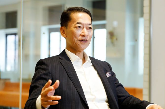 商品研究のため、毎日スイーツを食べているという河越さん。「世界一お菓子を食べる人だと思う」と話す