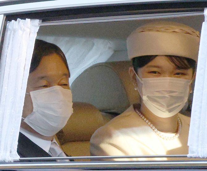 上皇ご夫妻に新年のあいさつをするため、仙洞御所に入られる天皇陛下と長女愛子さま＝2023年1月1日、東京都港区［代表撮影］