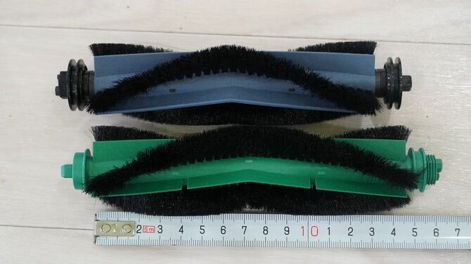 上がアンカー、下がルンバのメインブラシ