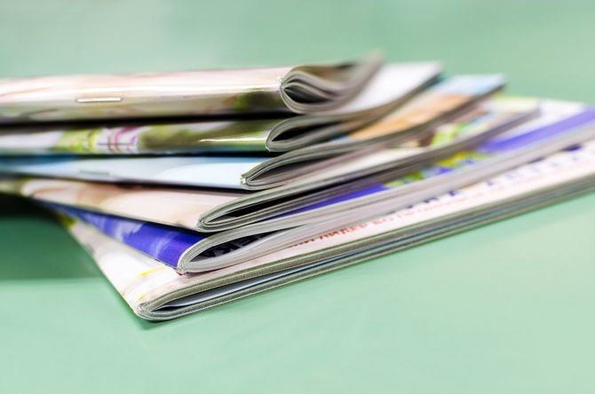 重ねて置かれた週刊誌