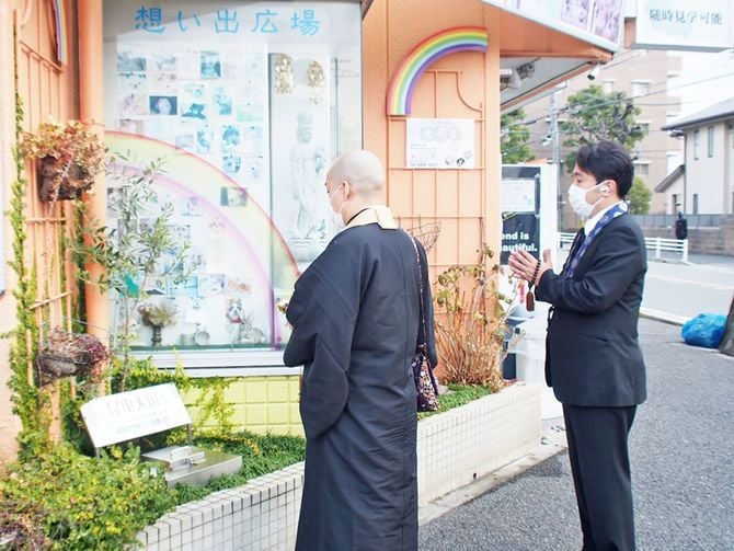 月に一度、僧侶を招いて「昆虫の墓」の前で供養する