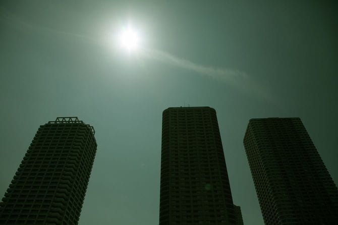 並んで建つタワマンのシルエット