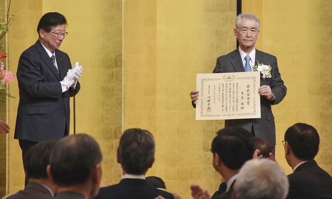 静岡県の川勝平太知事（左）から県民栄誉賞の賞状を授与された京都大の本庶佑特別教授＝2019年2月26日夜、静岡市