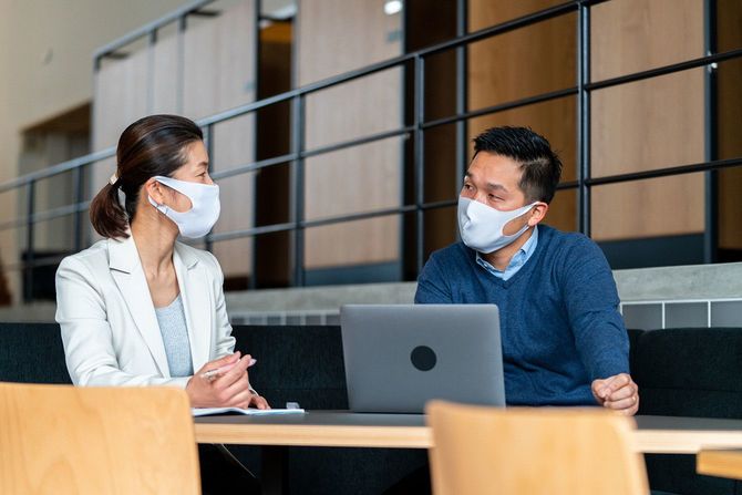 マスクをして会話する人たち