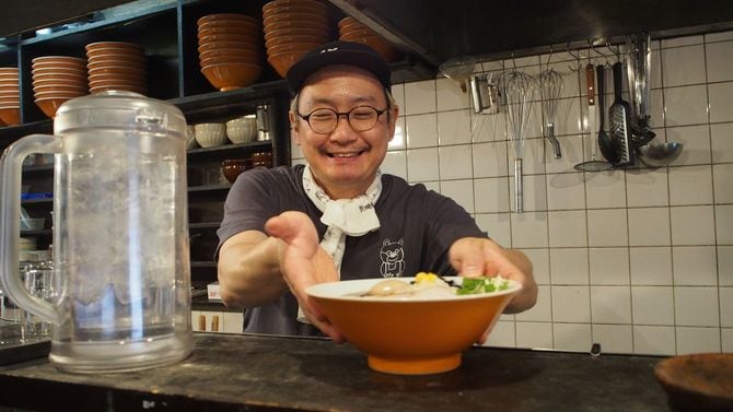 「タナニボ」をカウンターに出す宏樹さん