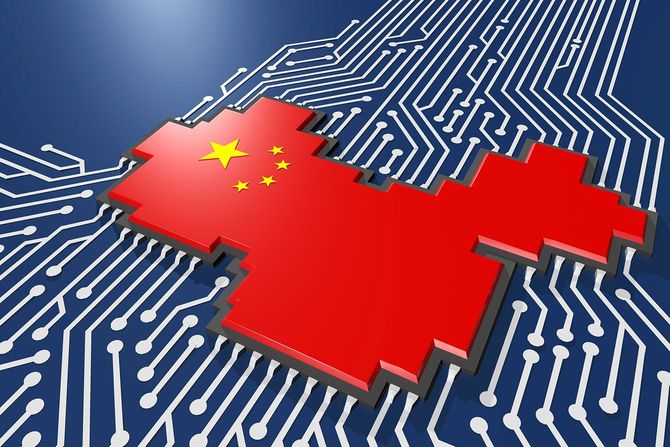 青い電子回路の上に置かれた、中国国旗柄の中国地図型マイクロチップの3Dイラスト
