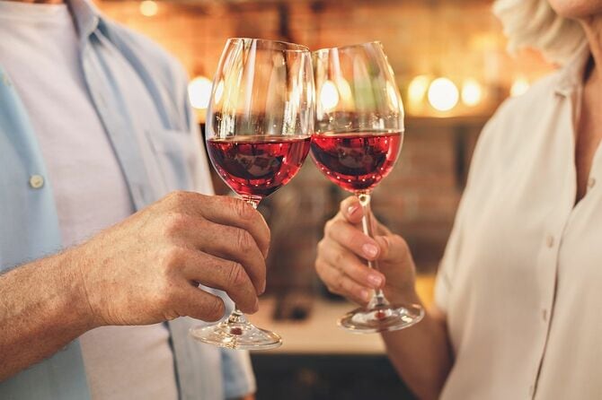 シニアカップルがワインを飲む