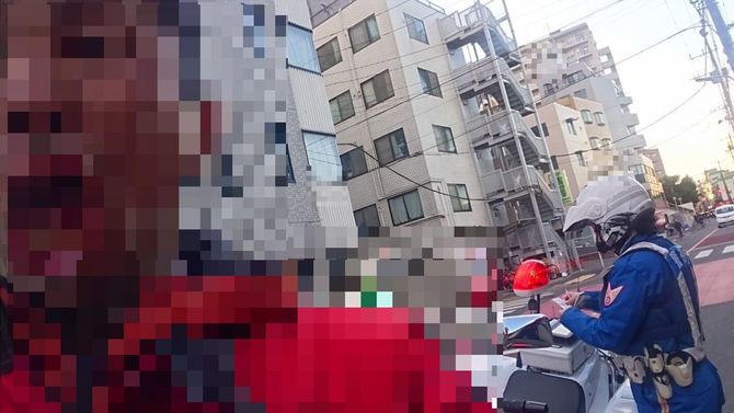 スピード違反で止められ記念撮影。罰金8万円の支払いは、妻に肩代わりを頼んだ