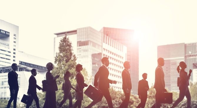 多くのビジネスマンが同じ方向へ進んでいる