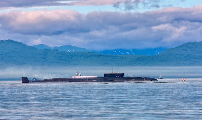 パレードに参加する原子力潜水艦