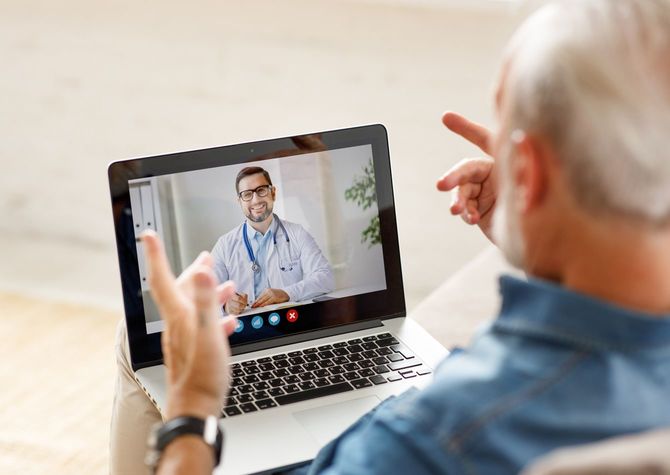 オンラインで医師と話す男性